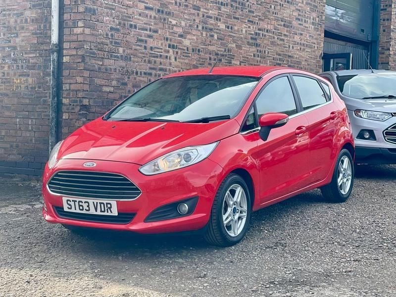Usado Ford Fiesta Zetec 82 CV (60 kW) 2014 Rojo Utilitario