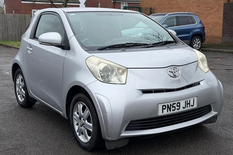 Used Toyota iQ 68 HP (50 kW) 2009 Silver Hatchback