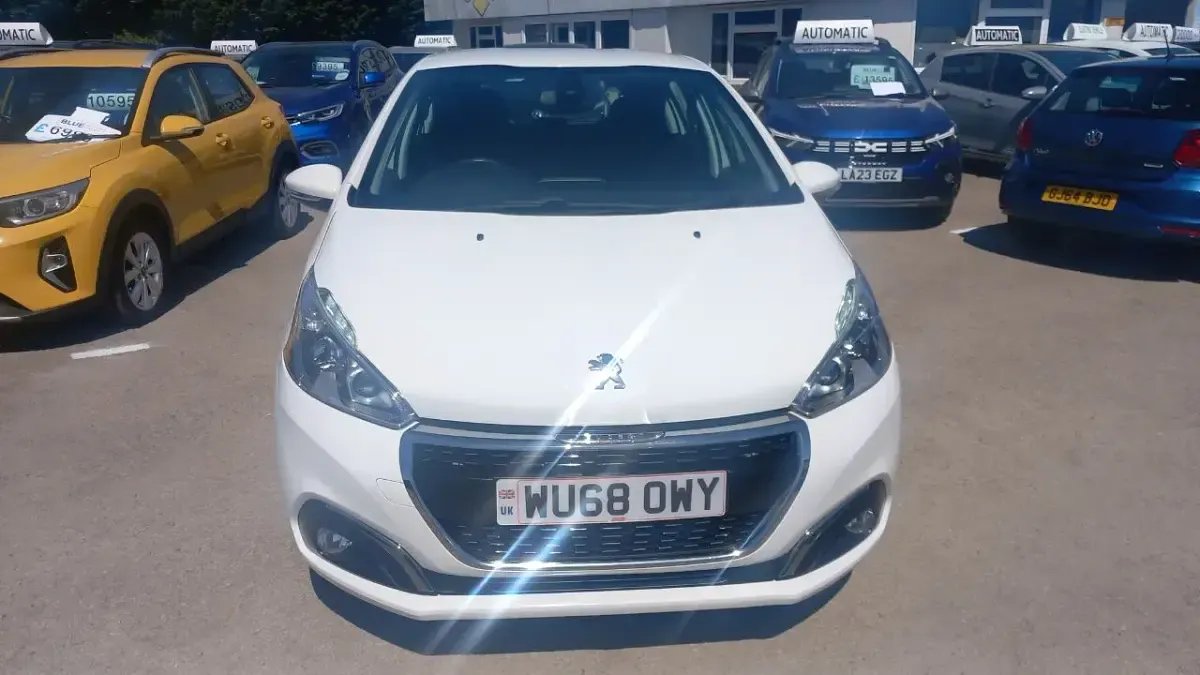Used Peugeot 208 Signature Sky 82 HP (60 kW) 2018 White Hatchback