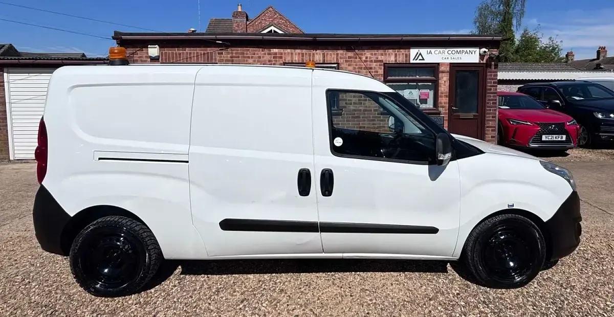 Used Vauxhall Combo S 105 HP (77 kW) 2015 White MPV