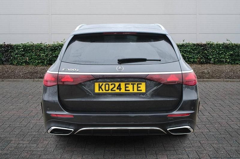 Usado Mercedes E300 Advanced 313 HP (230 kW) 2024 Cinzento Carrinha
