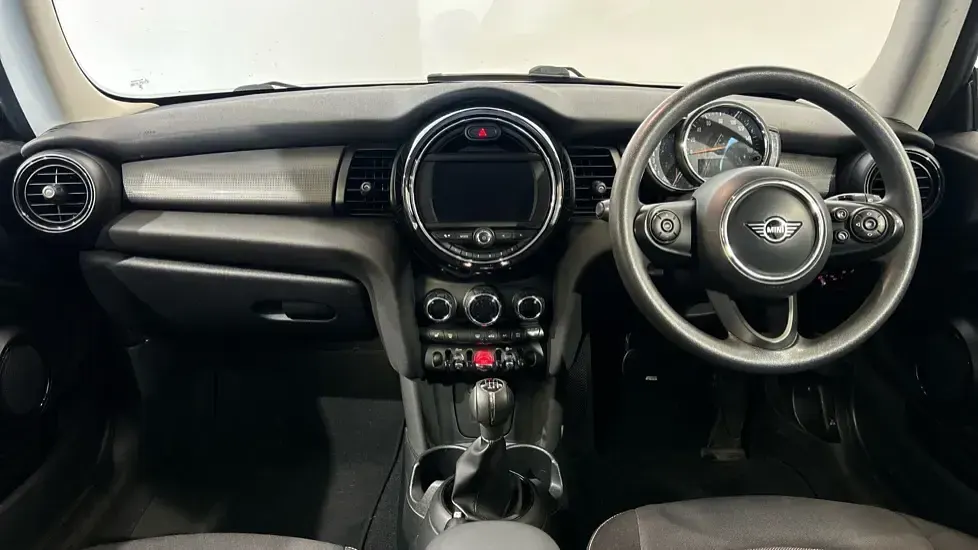 Used Mini Cooper Classic 134 HP (98 kW) 2019 White Hatchback