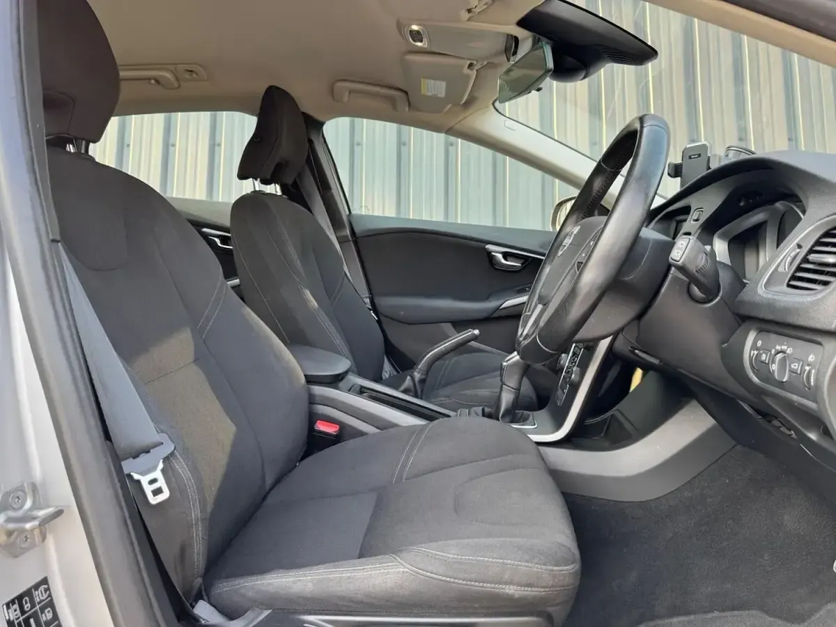Used Volvo V40 180 HP (132 kW) 2013 Silver Hatchback