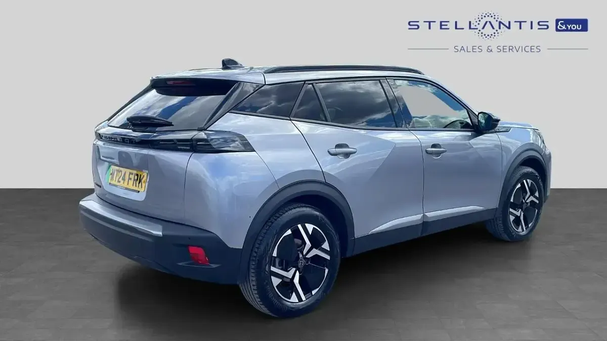 Begagnad Peugeot e-2008 Allure 98 kW (134 HK) 2024 Grå SUV