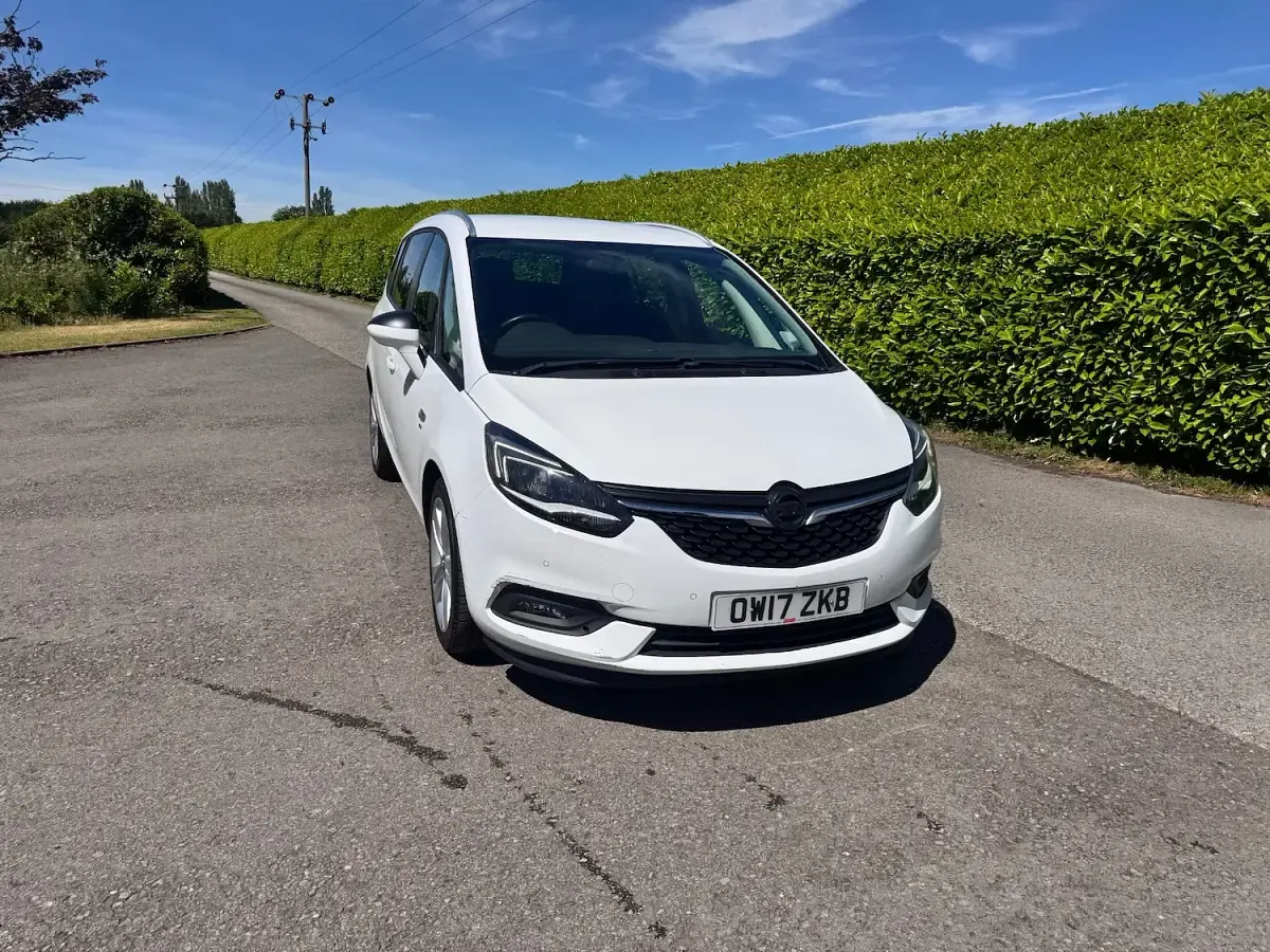 Used Vauxhall Zafira SRi 140 HP (102 kW) 2017 White MPV