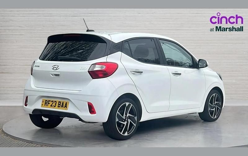 Used Hyundai i10 Premium 67 HP (49 kW) 2023 White Hatchback