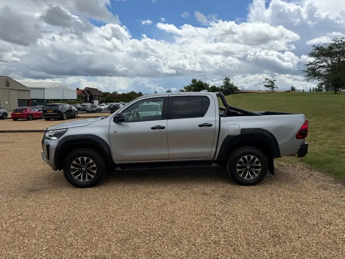 Used Toyota HiLux Sport 204 HP (150 kW) 2024 Silver Pickup