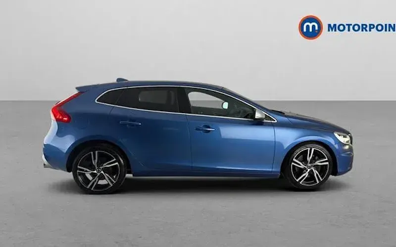 Used Volvo V40 R-Design 122 HP (89 kW) 2019 Blue Hatchback