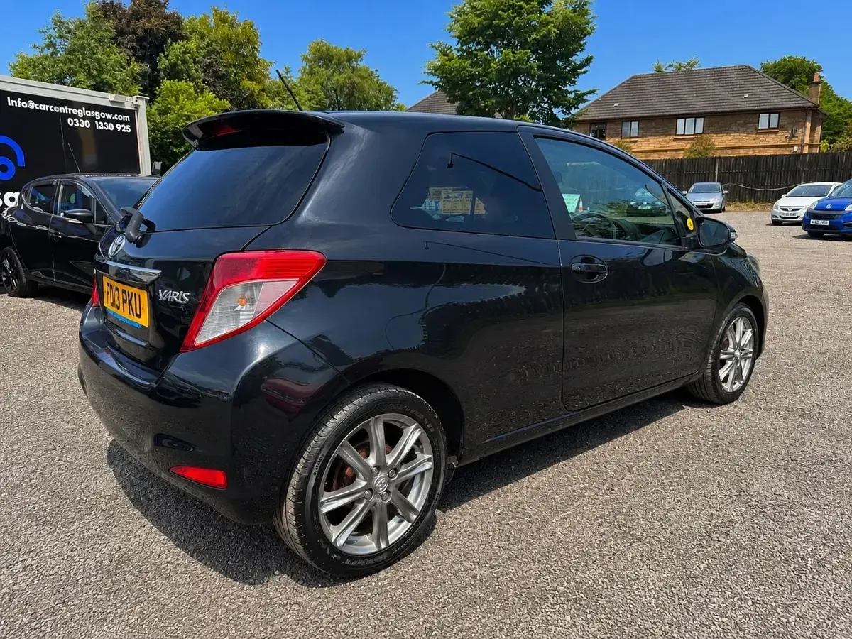 Used Toyota Yaris SR 99 HP (72 kW) 2013 Black Hatchback