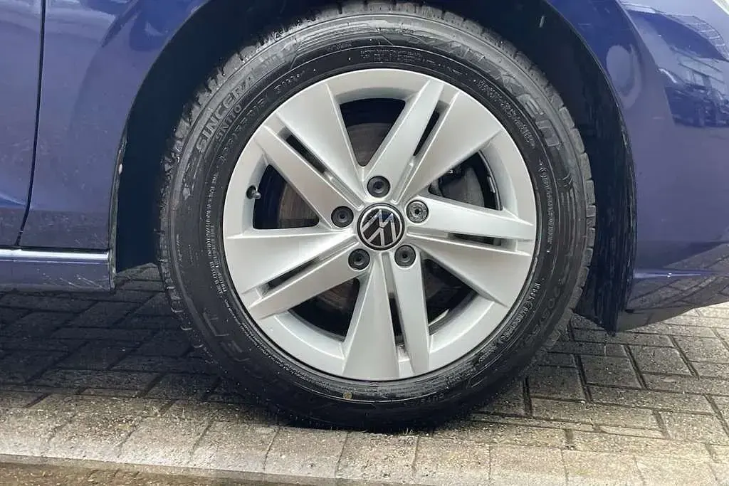 Used VW Golf VIII Life 130 HP (95 kW) 2022 Blue Hatchback