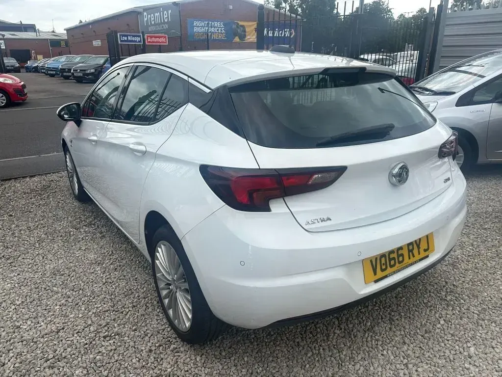 Used Vauxhall Astra Elite 136 HP (100 kW) 2017 White Hatchback