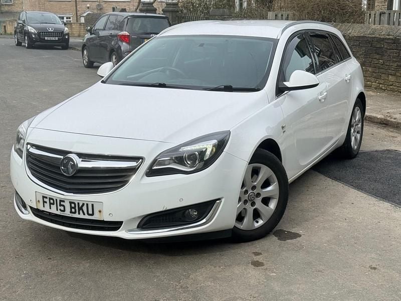 Used Vauxhall Insignia SRi 163 HP (119 kW) 2015 White Estate