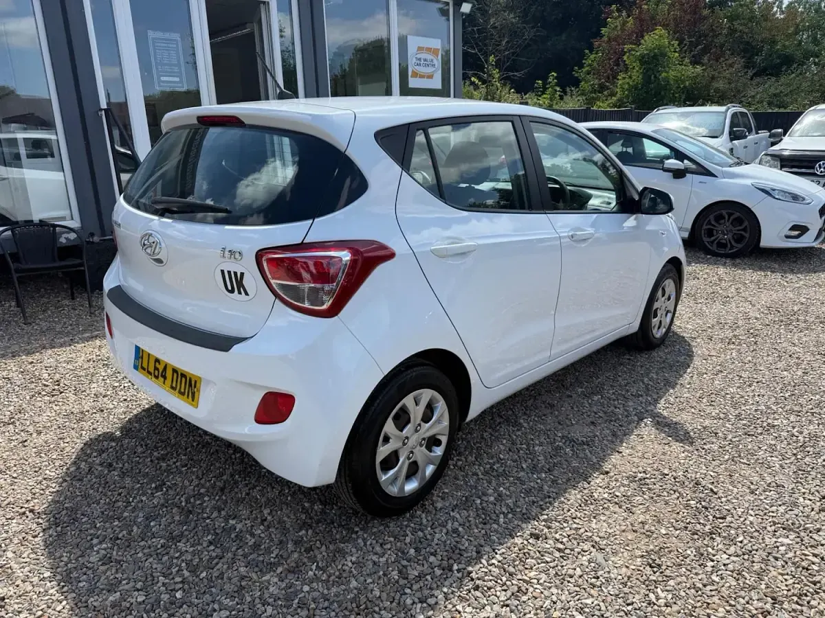 Used Hyundai i10 SE 67 HP (49 kW) 2014 White Hatchback