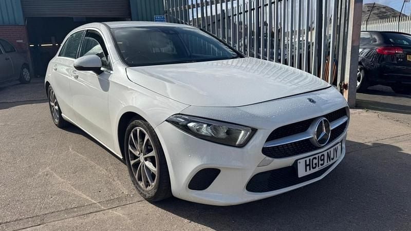 Begagnad Mercedes A180 2019 Vit Halvkombi