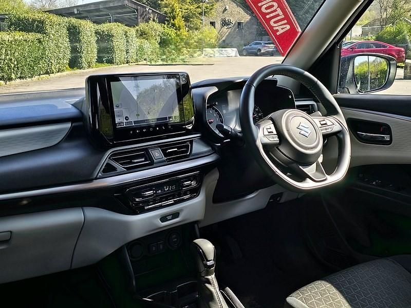 Używany Suzuki Swift 82 KM (60 kW) 2024 Szary Hatchback
