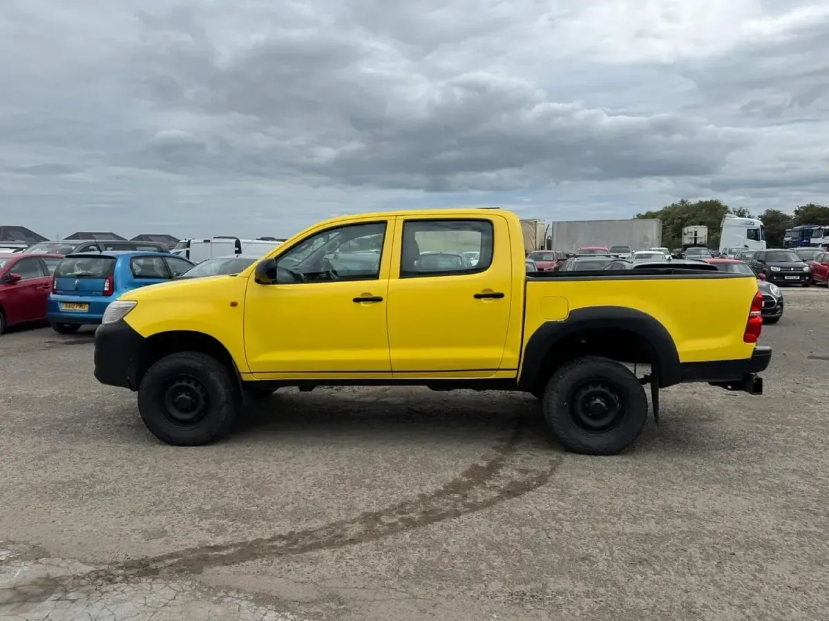 Used Toyota HiLux 144 HP (105 kW) 2012 Yellow Pickup