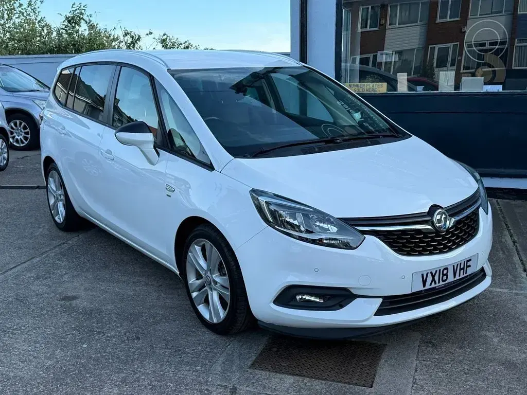 Used Vauxhall Zafira Tourer SRi 140 HP (102 kW) 2018 White MPV