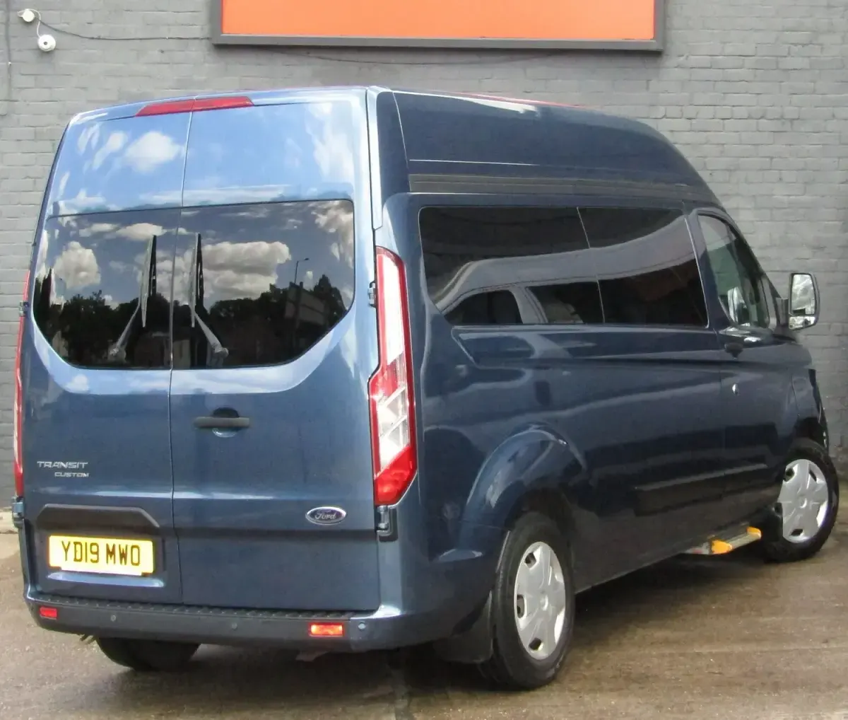 Used Ford Transit Custom Trend 130 HP (95 kW) 2019 Blue Estate