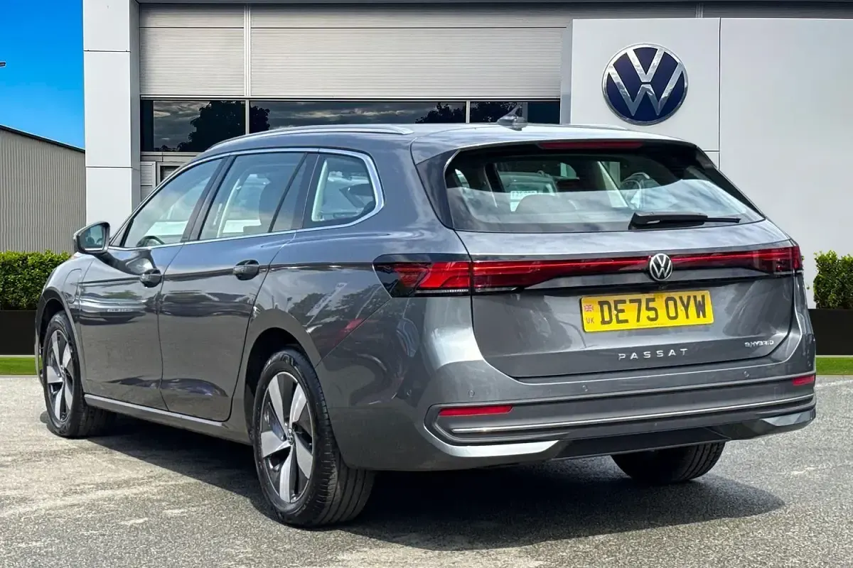 Usado VW Passat Life 204 HP (150 kW) 2025 Cinzento Carrinha