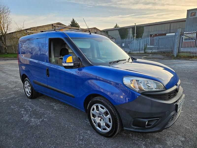 Begagnad Fiat Doblò 90 HK (66 kW) 2016 Blå Minibuss