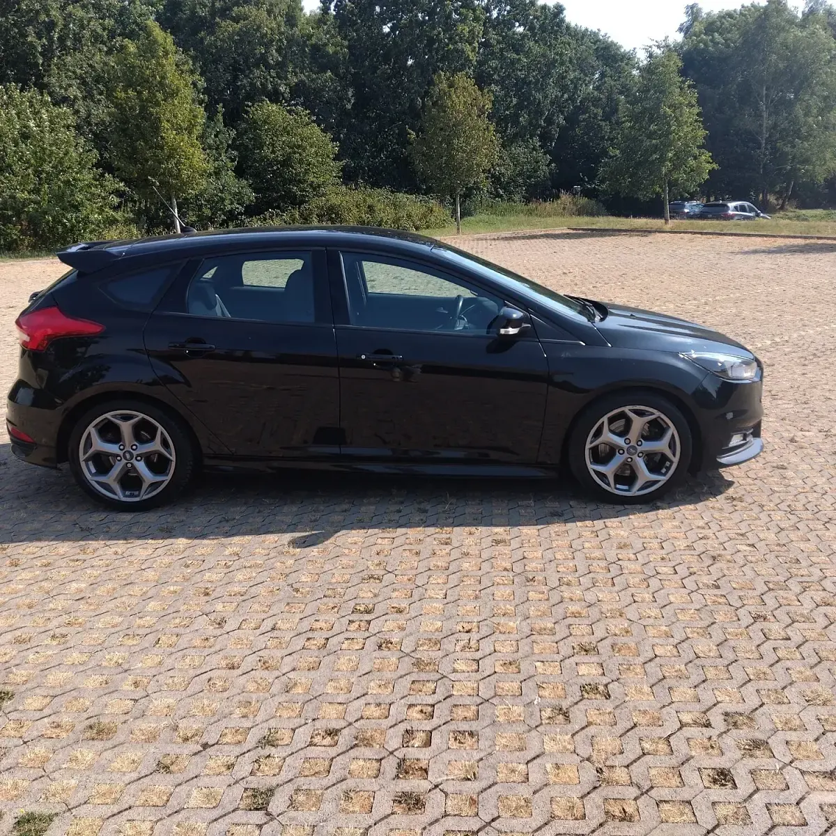 Used Ford Focus ST 250 HP (183 kW) 2016 Black Hatchback