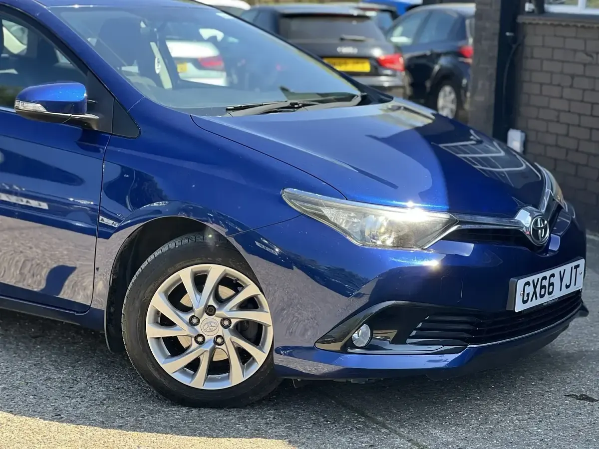 Usado Toyota Auris Business Edition 116 HP (85 kW) 2016 Azul Citadino