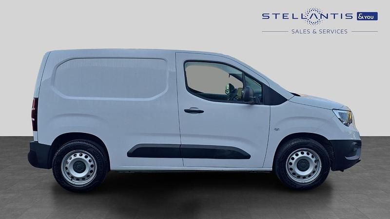 Used Vauxhall Combo 98 kW (134 HP) 2023 White MPV