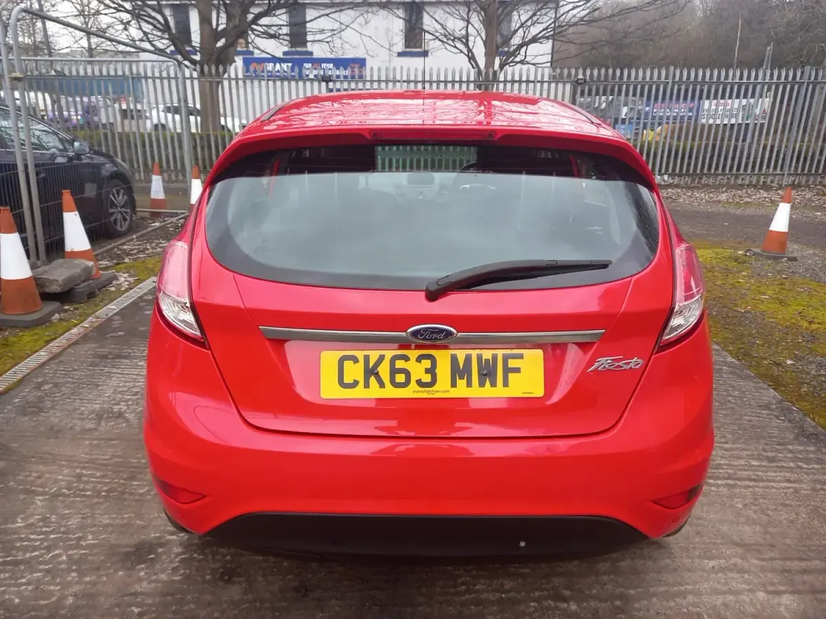 Begagnad Ford Fiesta Zetec 82 HK (60 kW) 2013 Röd Halvkombi