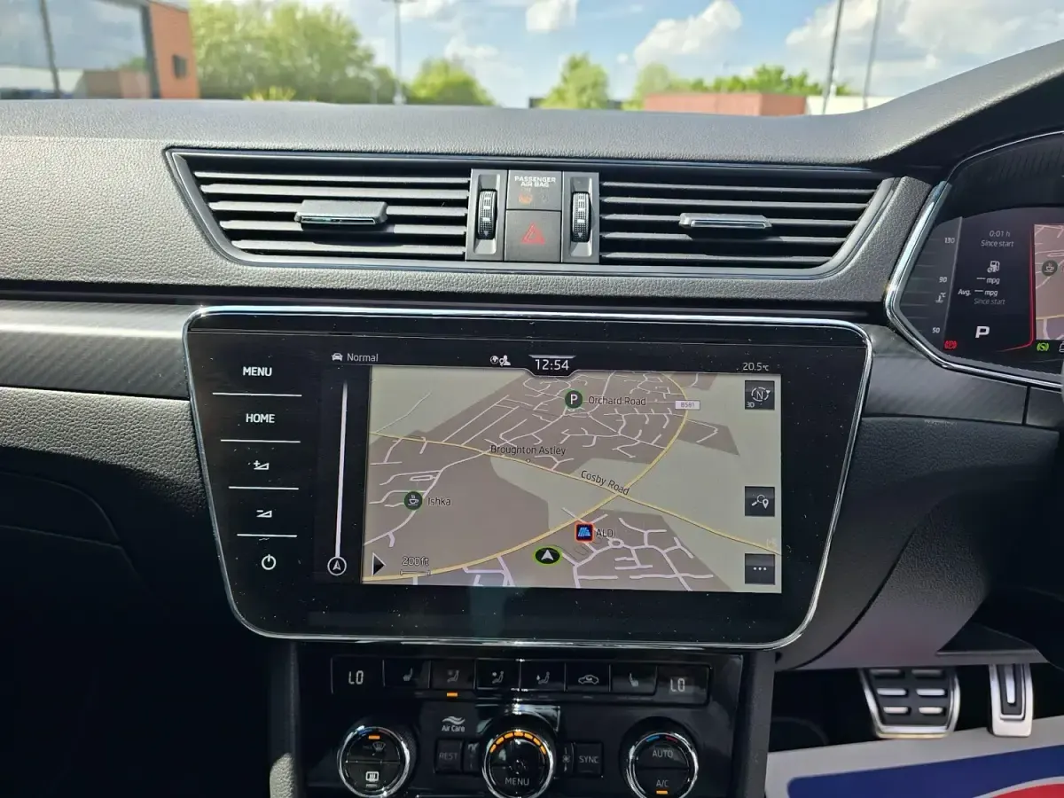 Usado Skoda Superb SportlinePlus 2021 Gris Utilitario