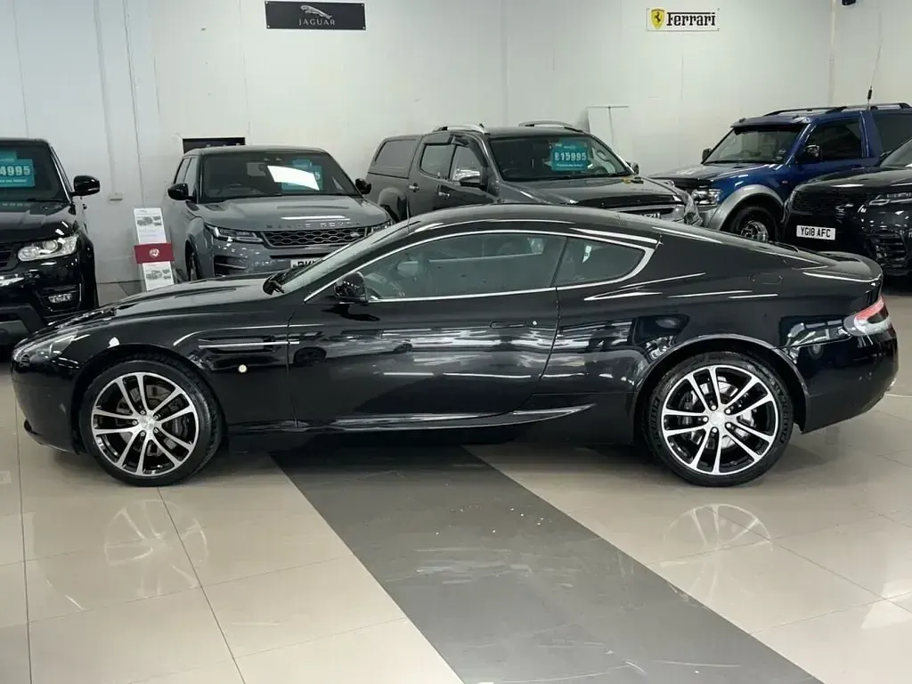 Begagnad Aston Martin DB9 470 HK (345 kW) 2011 Svart Sportkupé