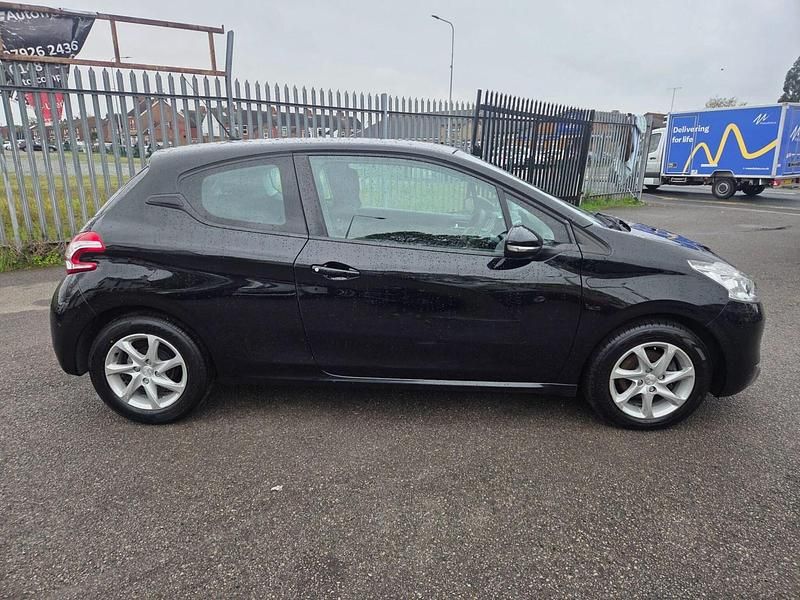 Gebraucht Peugeot 208 Active 68 PS (50 kW) 2015 Schwarz Kleinwagen