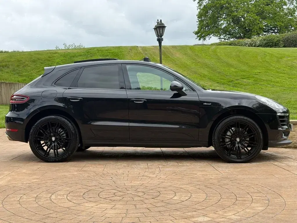 Used Porsche Macan 258 HP (189 kW) 2017 Black SUV