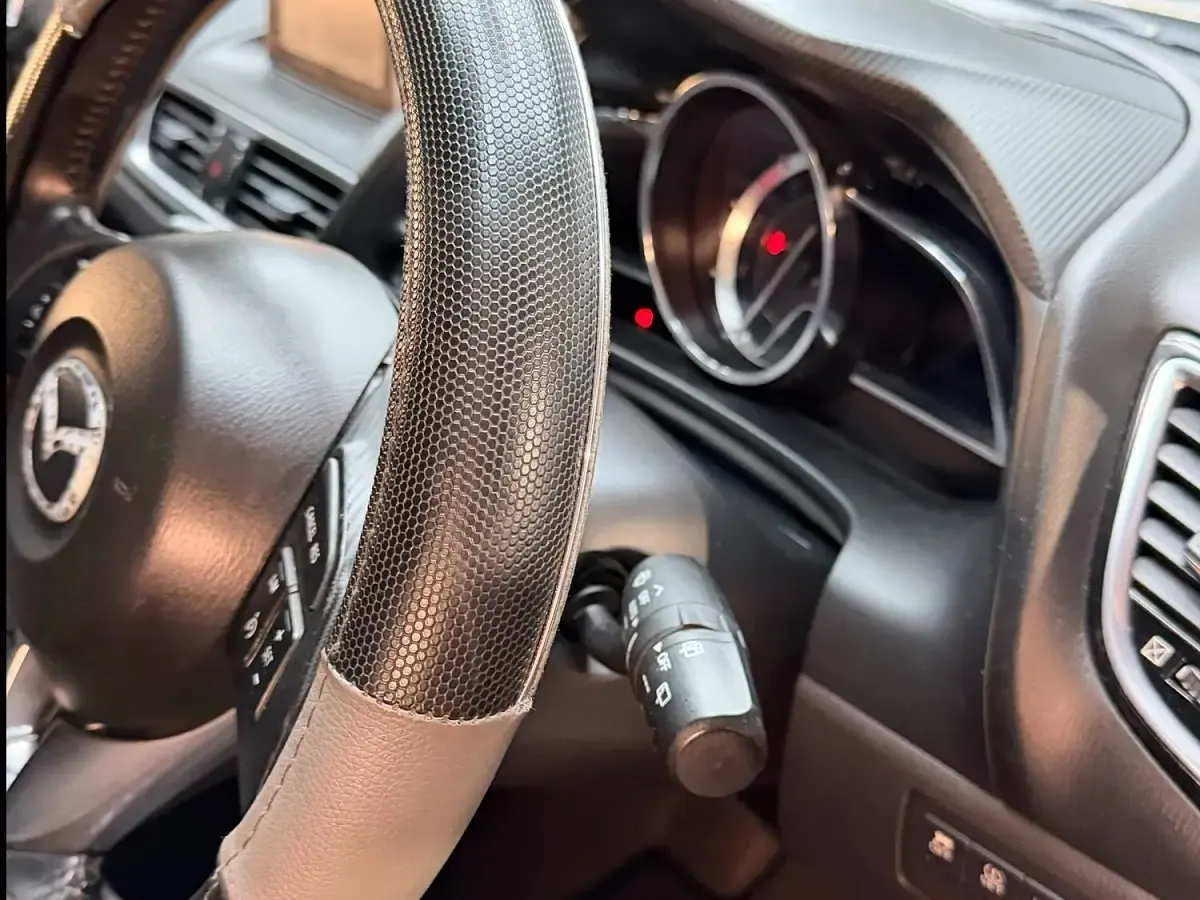Used Mazda 3 Inclusive 105 HP (77 kW) 2016 White Hatchback