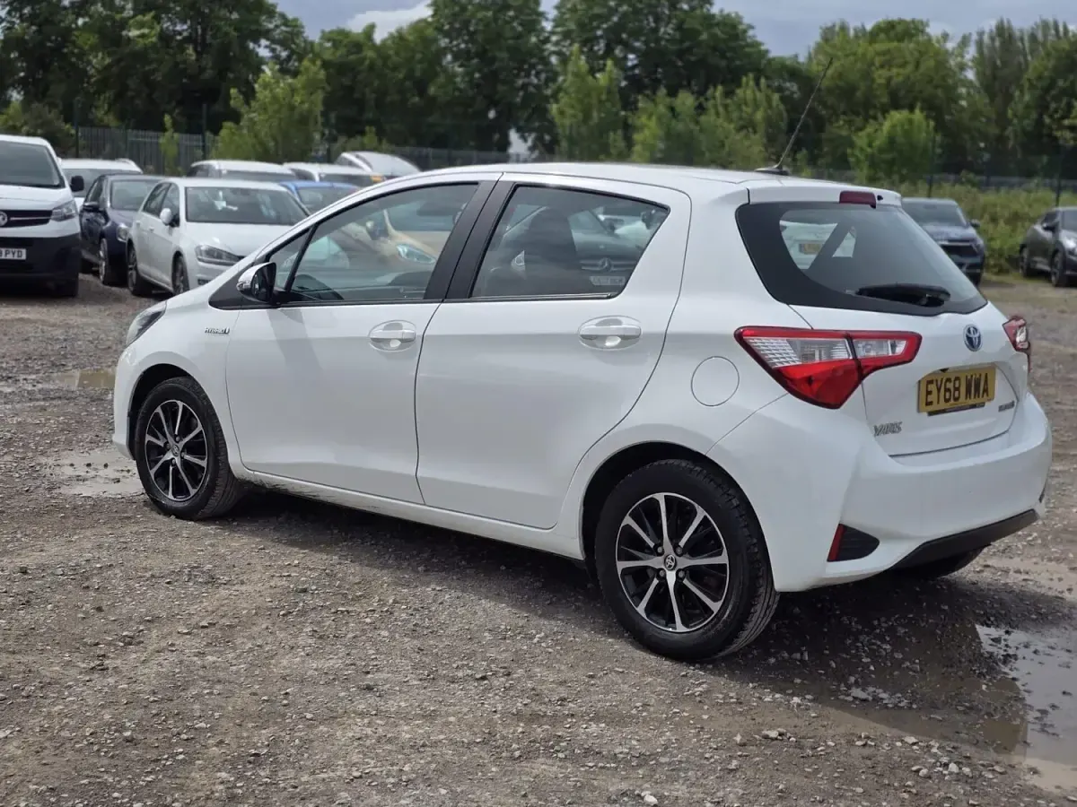 Used Toyota Yaris Hybrid 100 HP (73 kW) 2018 White Hatchback