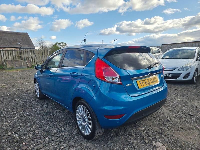 Używany Ford Fiesta Titanium 2013 Niebieski Hatchback