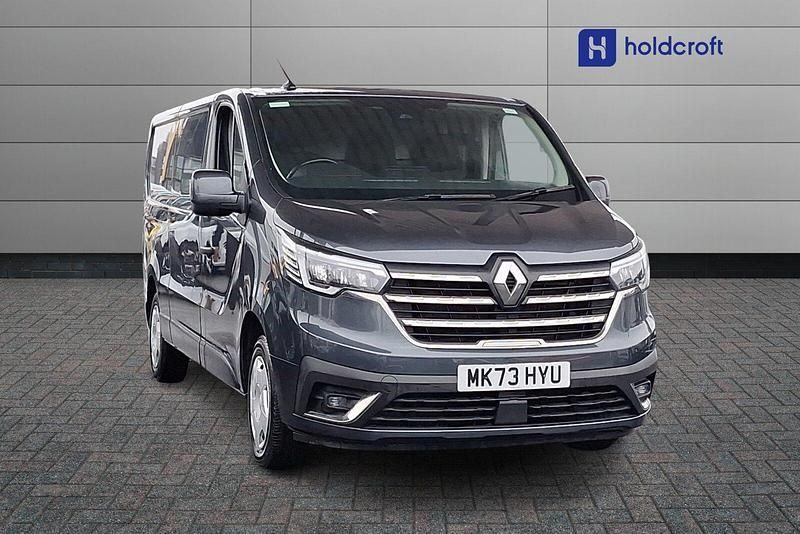 Begagnad Renault Trafic 130 HK (95 kW) 2023 Grå Minibuss