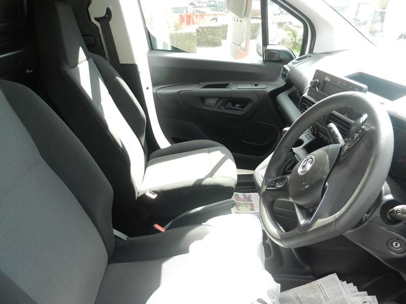 Used Vauxhall Combo 100 HP (73 kW) 2022 White MPV