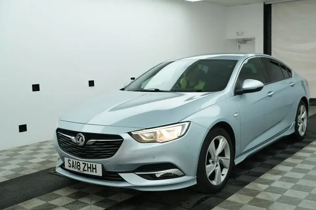 Second-hand Vauxhall Insignia SRi 2018 Argintiu Hatchback