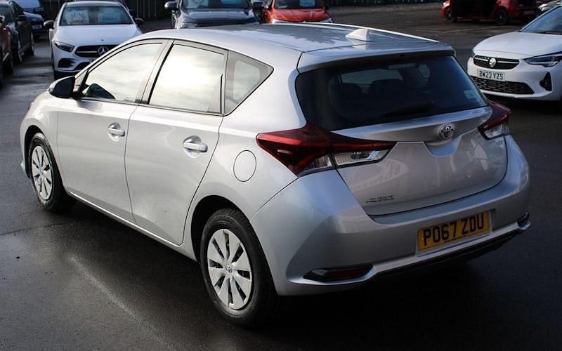 Used Toyota Auris Active 99 HP (72 kW) 2017 Silver Hatchback