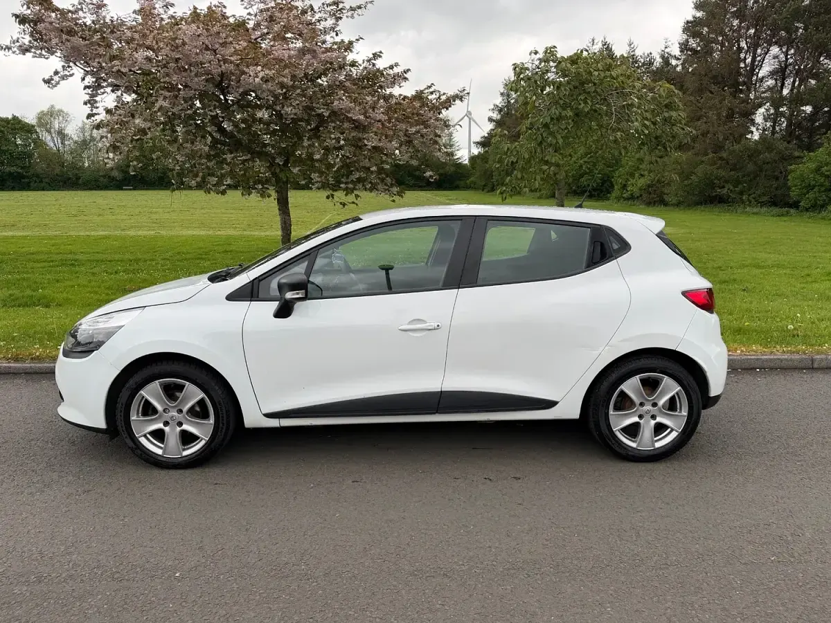 Used Renault Clio Expression+ 75 HP (55 kW) 2014 White Hatchback