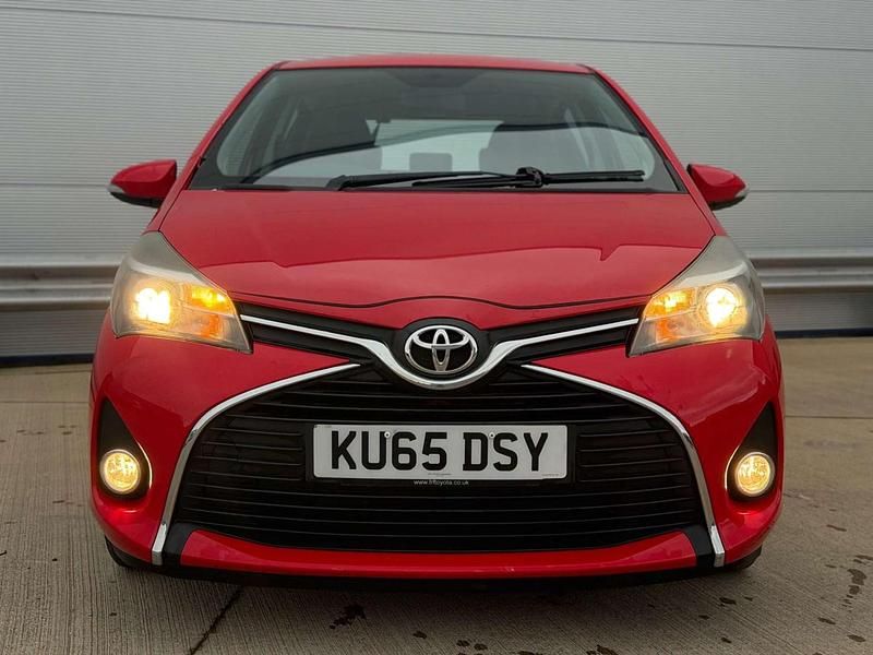 Used Toyota Yaris 99 HP (72 kW) 2015 Red Hatchback