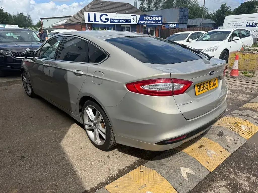 Used Ford Mondeo Titanium 150 HP (110 kW) 2015 Silver Hatchback