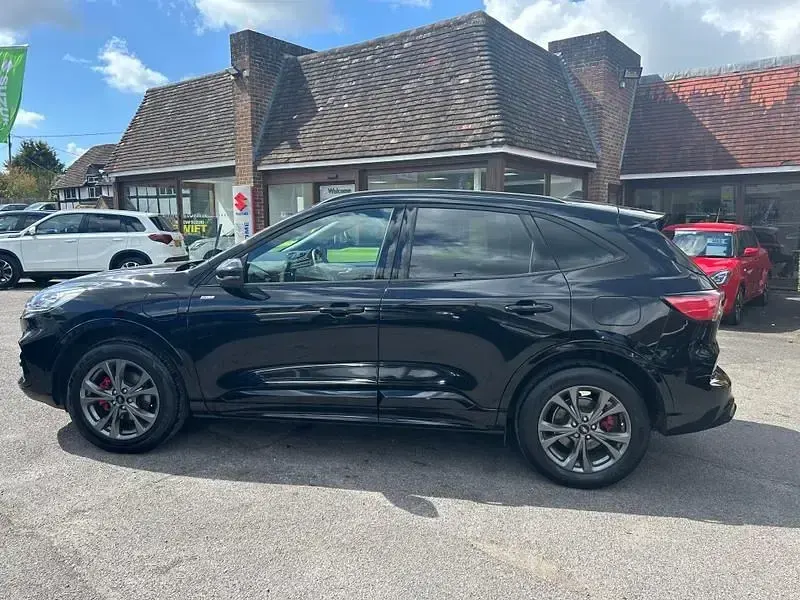Usado Ford Kuga ST-Line 190 CV (139 kW) 2023 Negro SUV