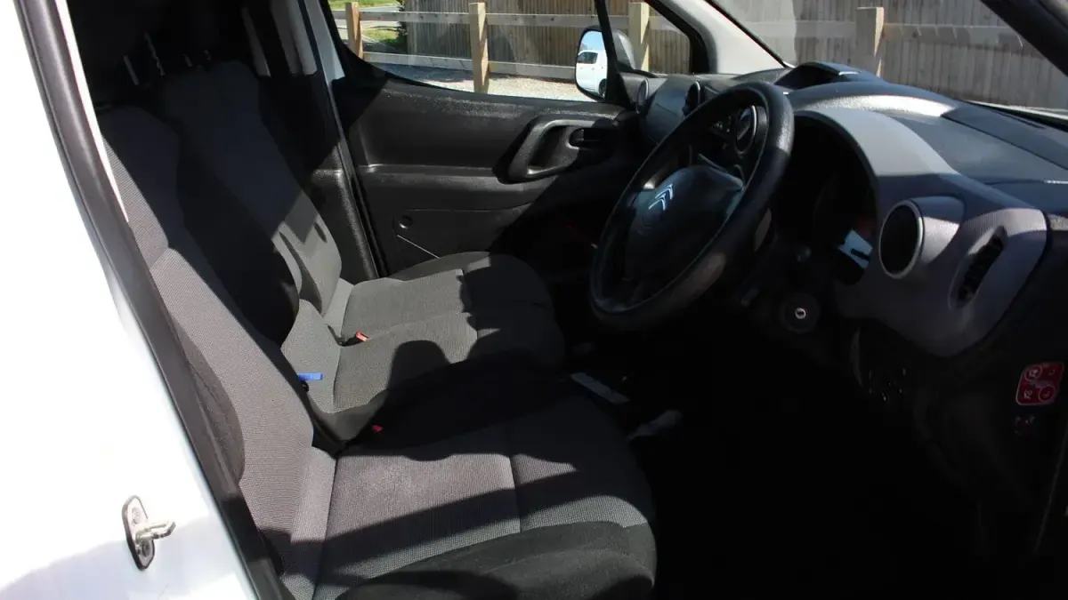 Używany Citroën Berlingo 100 kW (136 KM) 2020 Biały Minivan