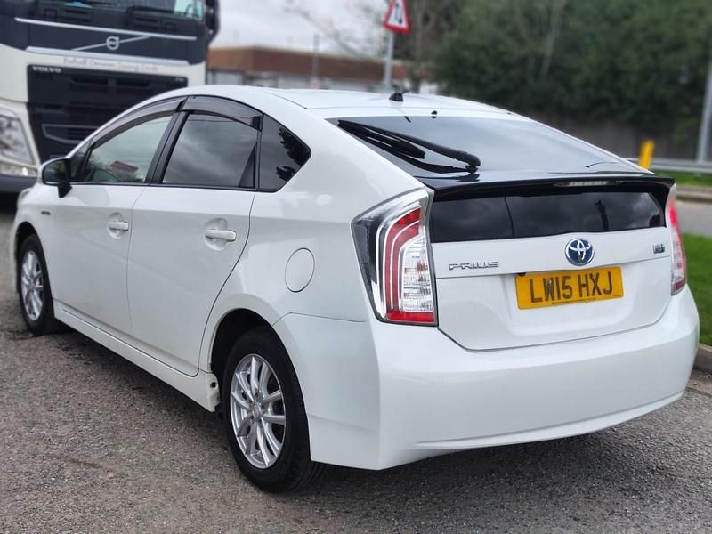 Used Toyota Prius 2015 White Hatchback