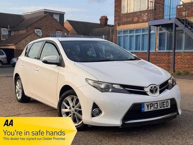 White Used 2013 Toyota Auris Hatchback | £4,255 (Fair price) - Image 1/4