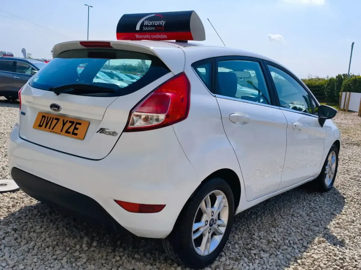 Begagnad Ford Fiesta Zetec 2017 Vit Halvkombi
