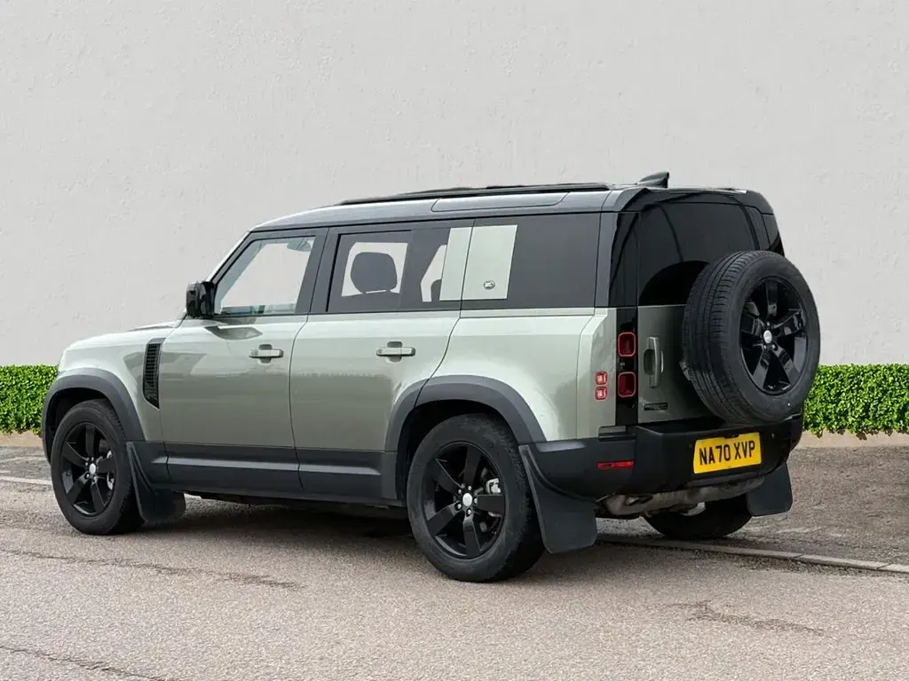 Usado Land Rover Defender First Edition 240 HP (176 kW) 2020 Verde SUV