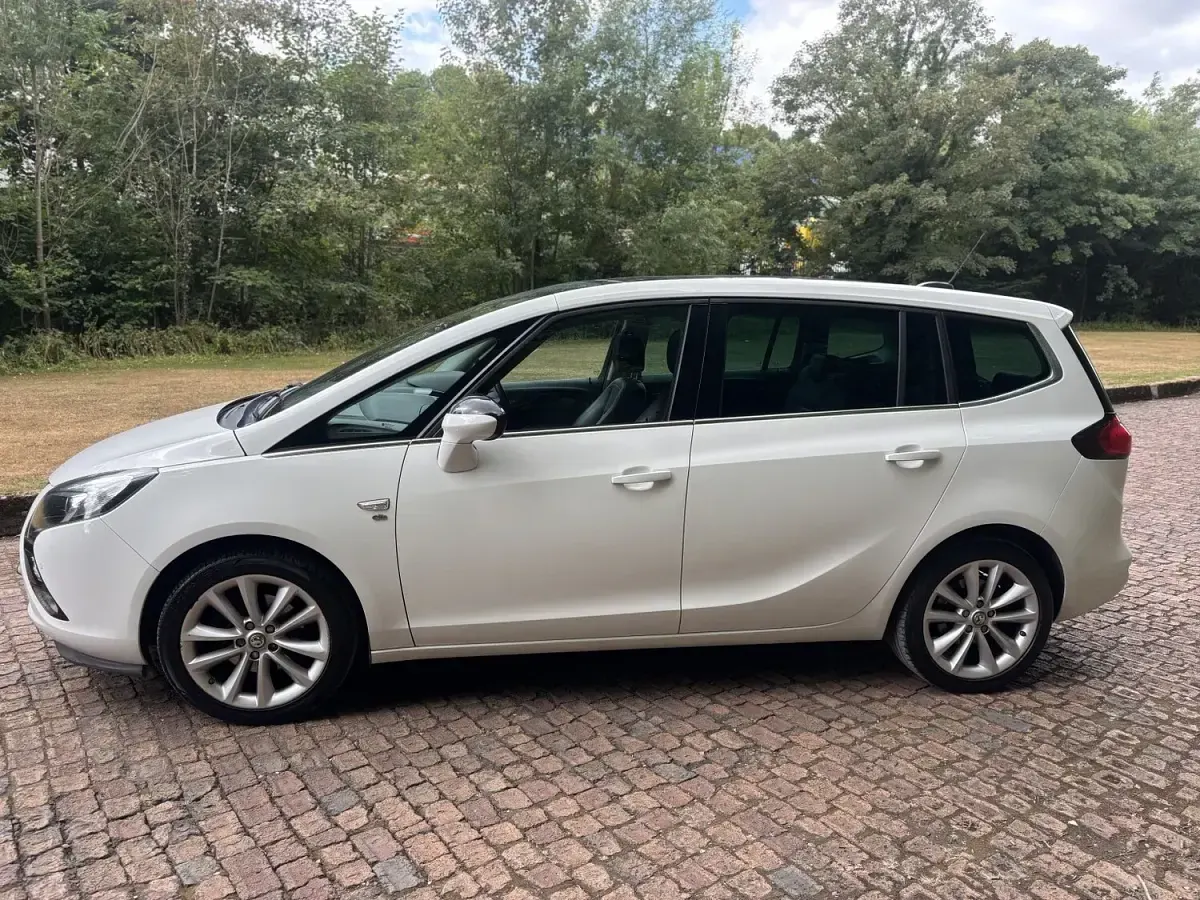 Used Vauxhall Zafira Tourer Elite 140 HP (102 kW) 2015 White MPV