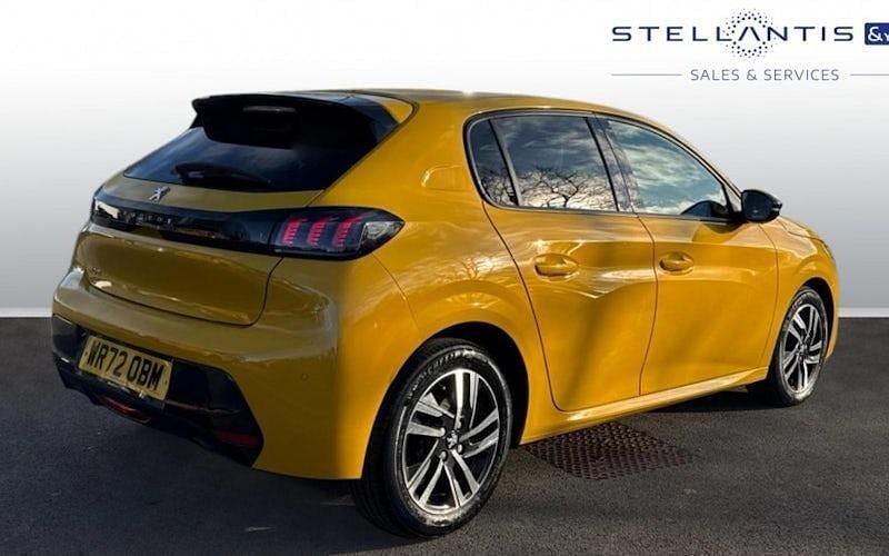 Used Peugeot 208 Allure+ 102 HP (75 kW) 2023 Yellow Hatchback